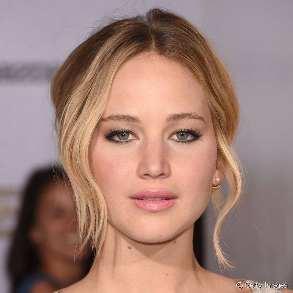 Jennifer Lawrence aposta no contorno externo dos olhos
